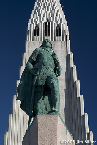 Leifur Eiríksson Statue and Hallgrímskirkja © 2005 Jim Miller - Canon 10D, Canon 24mm f2.8